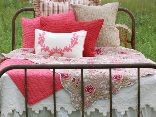 Trang trí sofa trắng với gối tựa